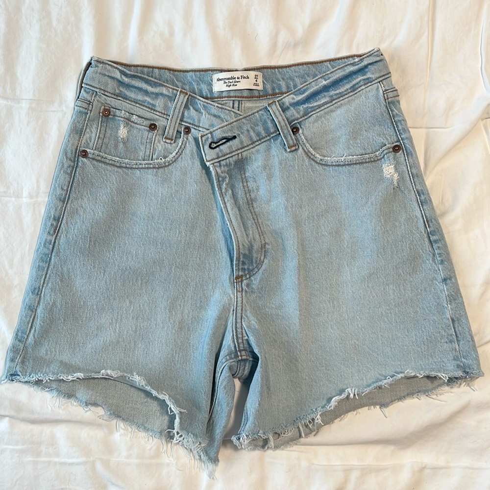 A&F cross front dad short